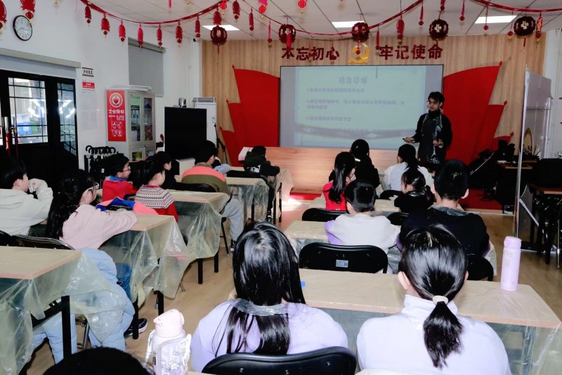 科学启明星 点亮知识空间  ——“小小科学家之火山秘境爆发”科普讲堂如期举办