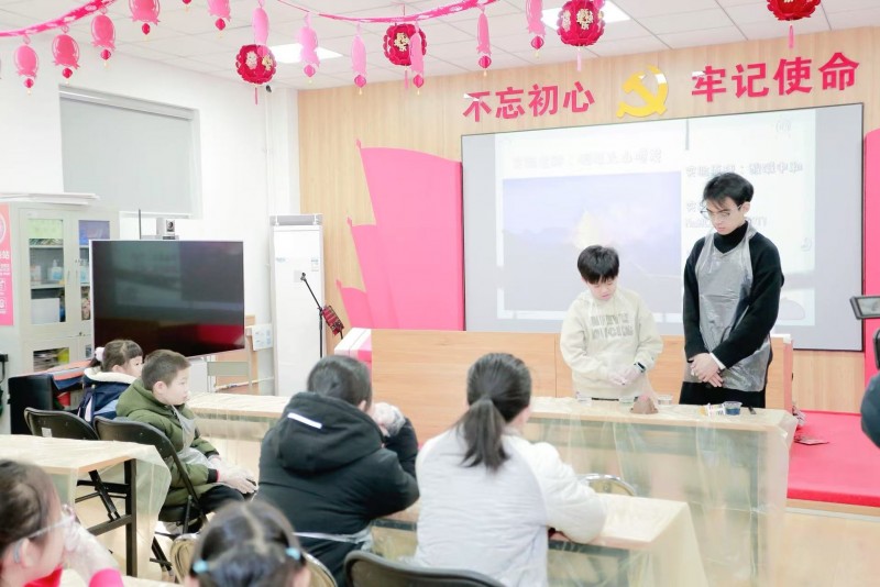 科学启明星 点亮知识空间  ——“小小科学家之火山秘境爆发”科普讲堂如期举办